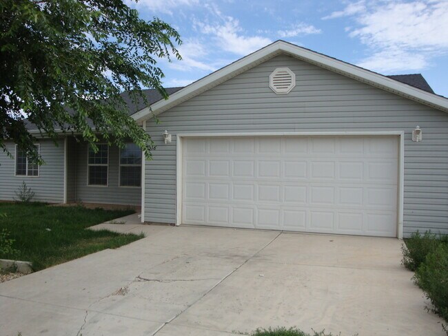 Primary Photo - 3 bed 2 bath - Single Family Home - Pet Fr...