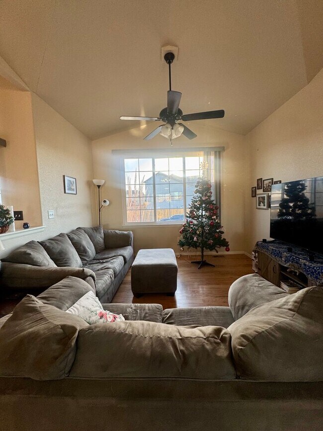 Building Photo - Gorgeous 3 bed/2.5 bath home with 3-CAR TANDEM GARAGE in Painted Sky