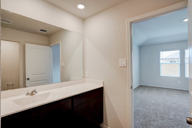 Building Photo - "Charming 3-Bedroom Oasis on Roanwood Drive with 2 Full Baths – Your Spacious Retreat Awaits in S...