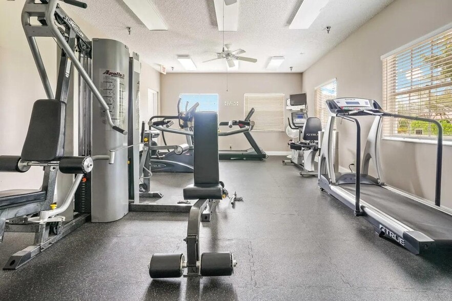 Building Photo - 10910 Lakemore Ln