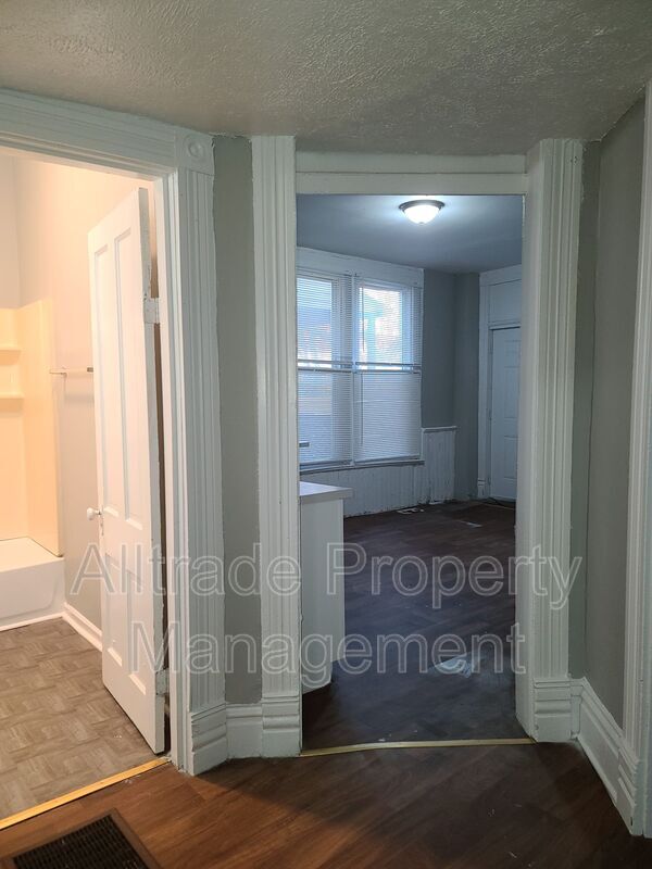 Building Photo - 1312 S Floyd St