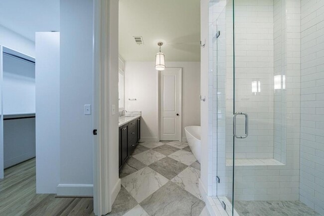 Building Photo - 81 Delmont Dr NE