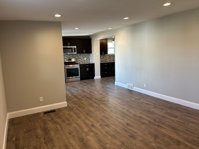 Building Photo - Modern Renovation in Sought-After Area