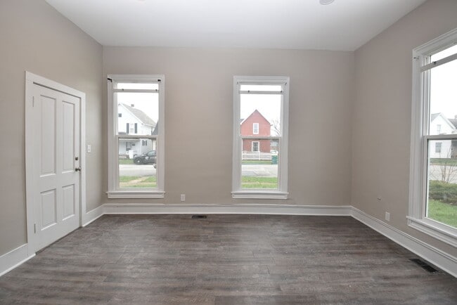 Building Photo - 434 W Lawrence St