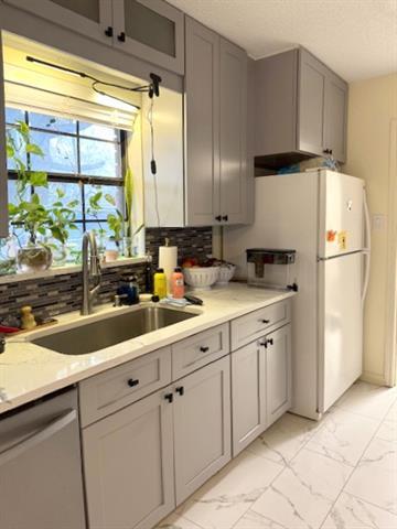 Building Photo - 720 Lakeshore Dr