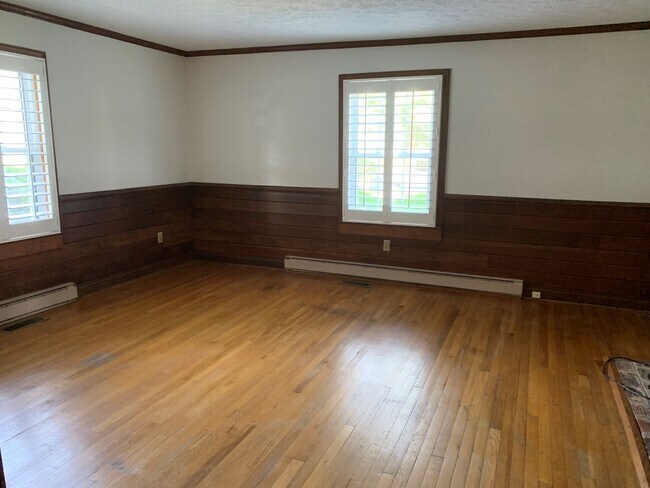 Building Photo - 2 Story Historic Home Near New London Academy