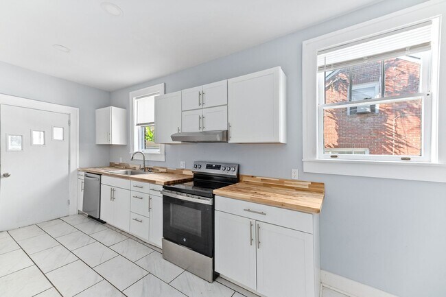 Building Photo - Charming All-Brick Home in Prime Charlesto...