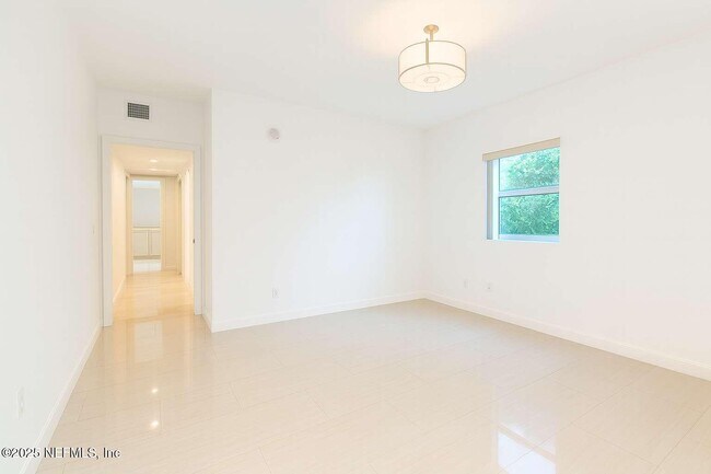 Building Photo - 14951 Royal Oaks Ln