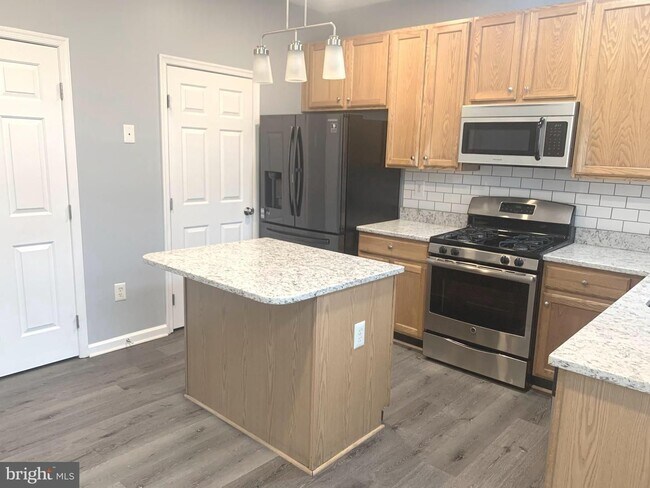 Building Photo - Beautiful 3bd 2/2bth duplex with attached ...