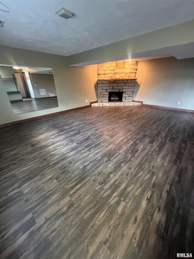 Building Photo - 3751 Tam-O-Shanter Dr N