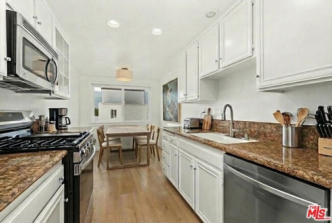 Building Photo - 1550 Palisades Dr