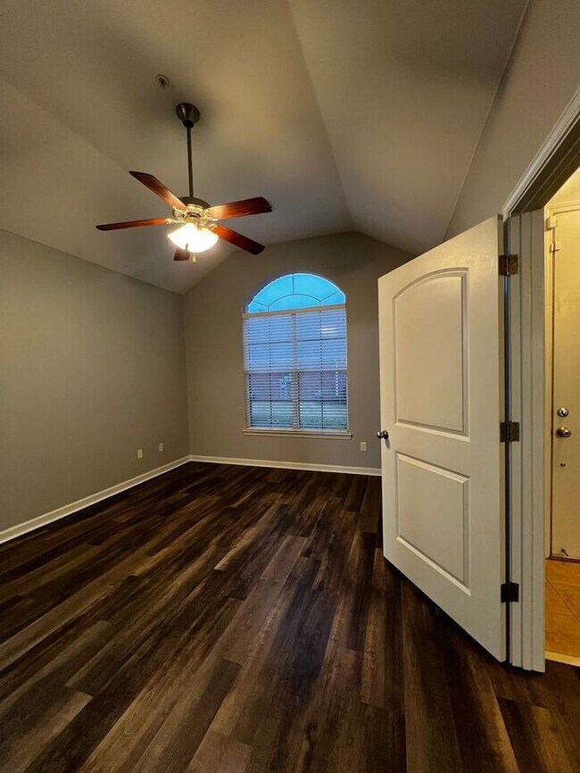 Building Photo - 3bed/2bath Townhome w/Garage - Gated Community - Plantation Estates