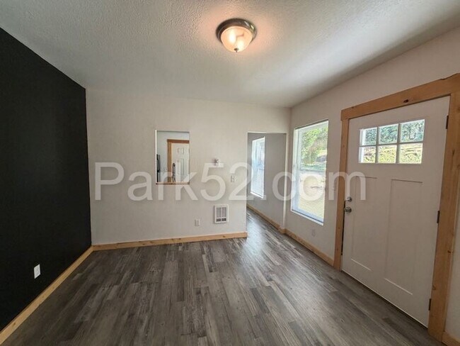 Building Photo - 1 Bed 1 Bath Tacoma Apartment - Small Pet Friendly