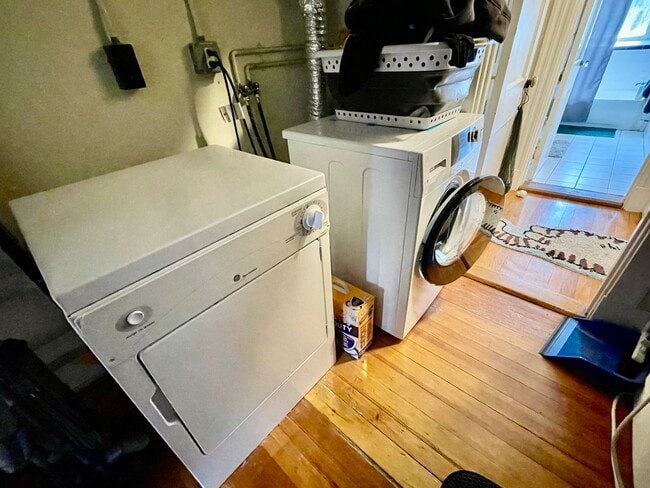 Building Photo - No Brokers Fee, Heat, Hot Water Included, In-Unit Washer and Dryer, Parking Included, Patio