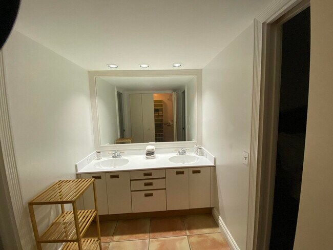 Building Photo - 22 Royal Palm Way