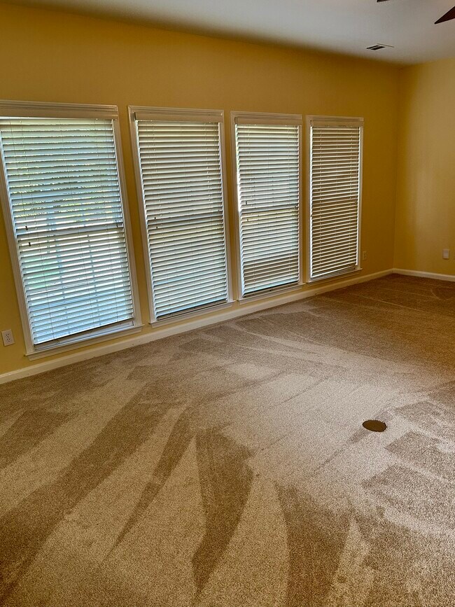 Building Photo - 420 White Rose Trce