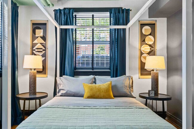 Building Photo - 1421 W Addison St