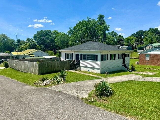 Primary Photo - Charming 2 Bed, 1 Bath Home with Private P...