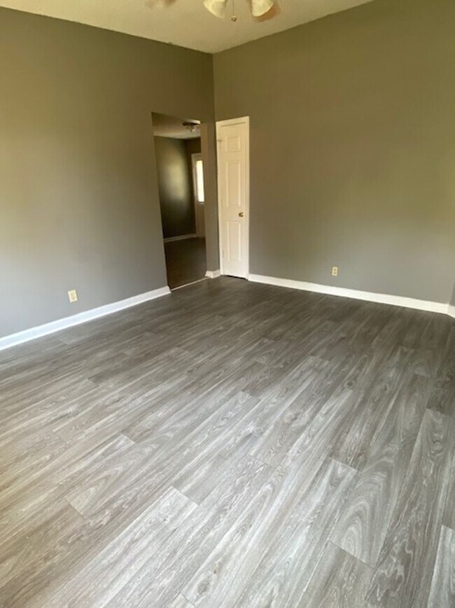 Building Photo - Like New & Move in Ready