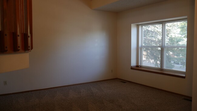Building Photo - 4 Bed, 3 Bathroom House with Fenced in Bac...