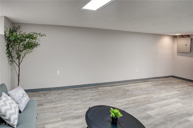 Building Photo - 38109 Poplar Dr