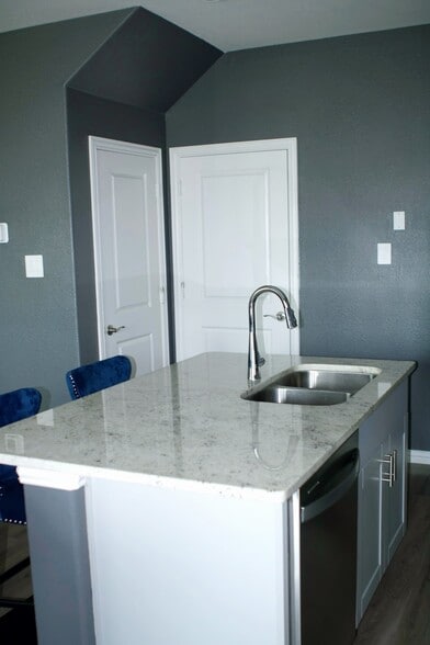 Building Photo - 3916 White Rock Dr