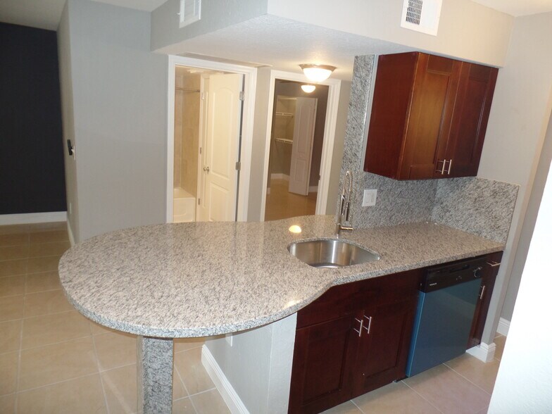 Building Photo - 2890 N Oakland Forest Dr