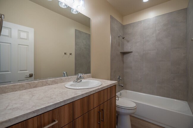 Building Photo - Newer Townhome Near Utah Tech