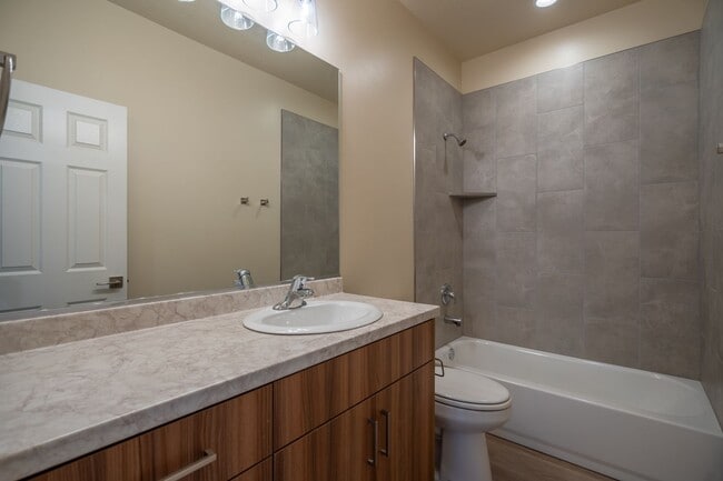 Building Photo - Newer Townhome Next to Utah Tech