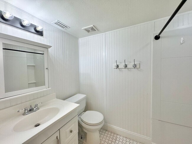 Building Photo - Lake Hartridge Condo - Two Levels with Water Views