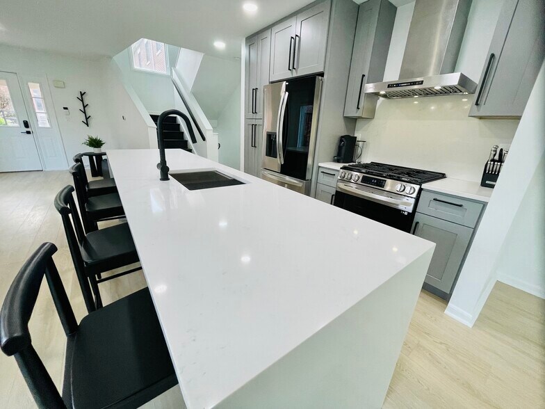 Building Photo - 323 Gross St