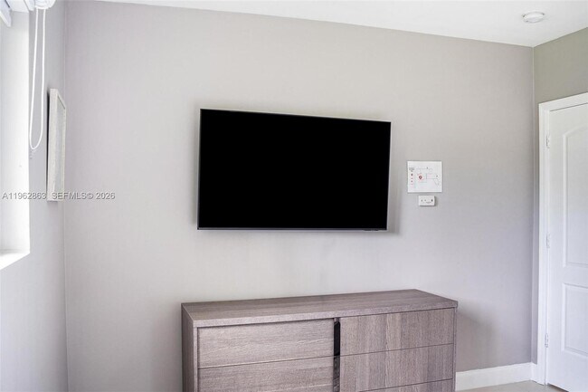 Building Photo - 1019 NE 115th St