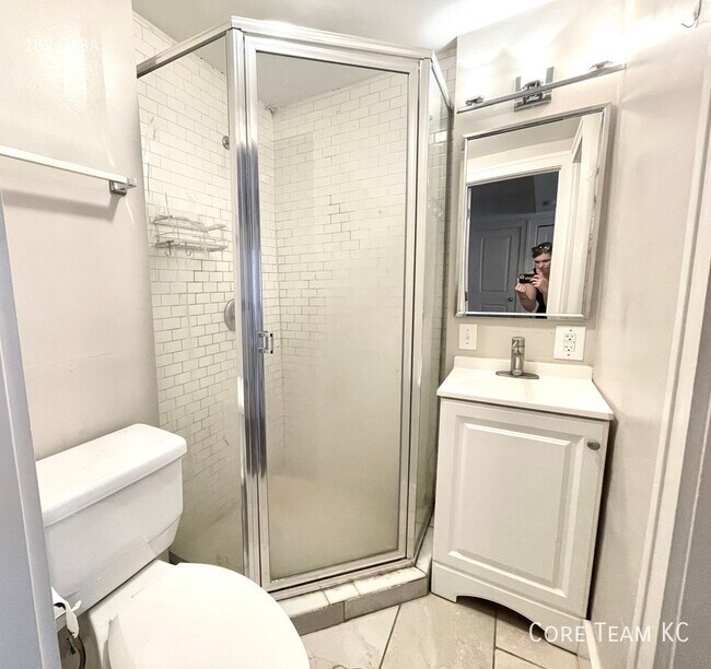 Building Photo - 710 W 48th St