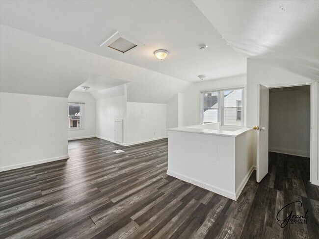 Building Photo - $1250 3 bedroom bungalow