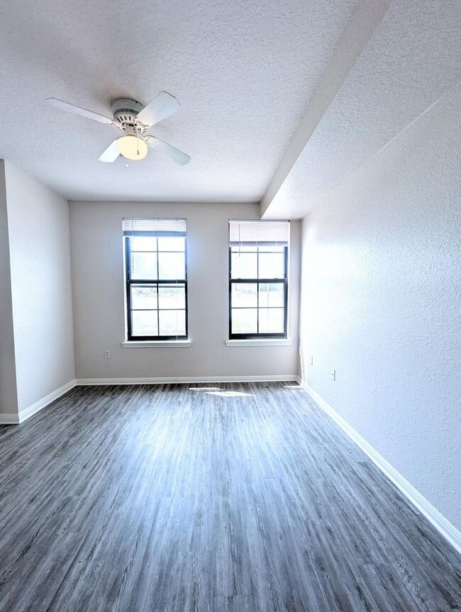 Building Photo - 2x2 Conveniently located. Large open conce...