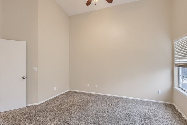 Building Photo - 3 Bedroom 3 Bath in Littleton next to horseshoe park!!