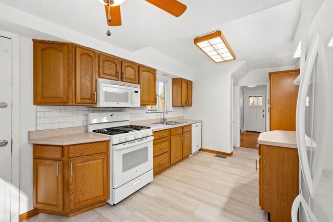 Building Photo - AVAILABLE SEPT 1ST!! GORGEOUS 3 BEDROOM IN...