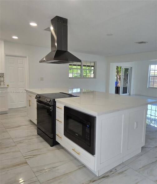 Building Photo - 611 SW 64th Way