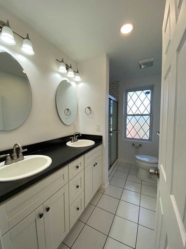 Building Photo - Fully Renovated 2 Bed, 1 Bath w/ Bonus Roo...