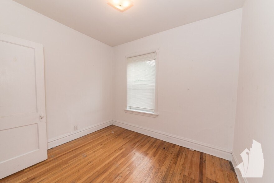 Building Photo - 3824 N Sheffield Ave