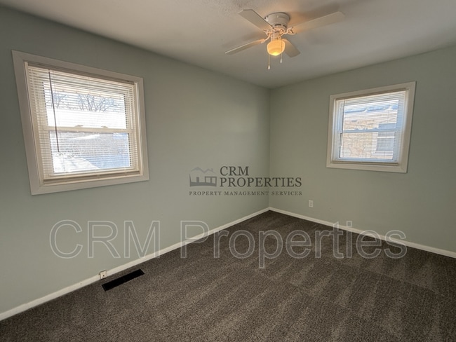 Building Photo - 806 Maumee Dr