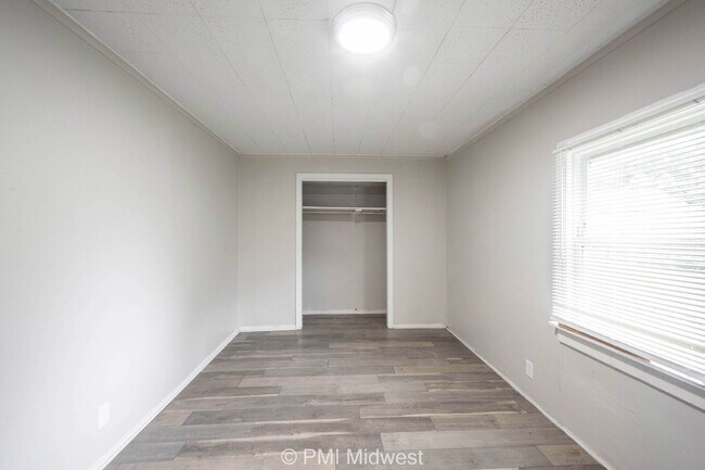 Building Photo - 4923 Barlow Dr