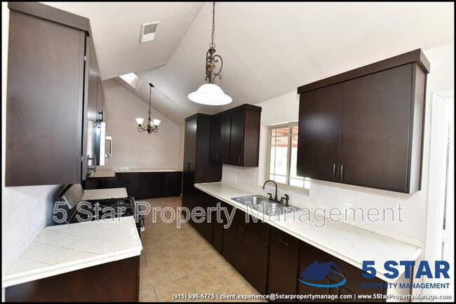 Building Photo - 908 Bolivia St