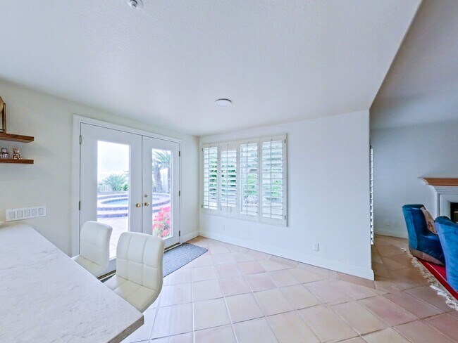 Building Photo - FURNISHED - Elegant 3 bedroom with office ...