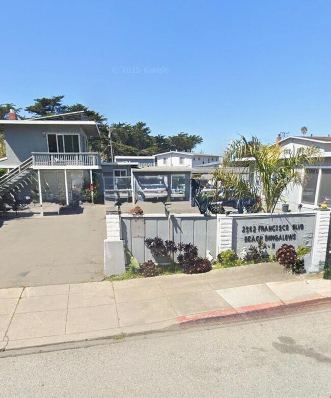 Building Photo - 2562 Francisco Blvd