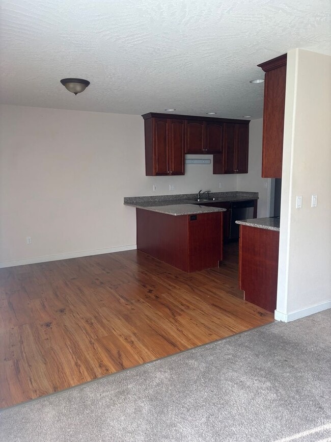 Building Photo - 725-727 Mount Hood Ave SW