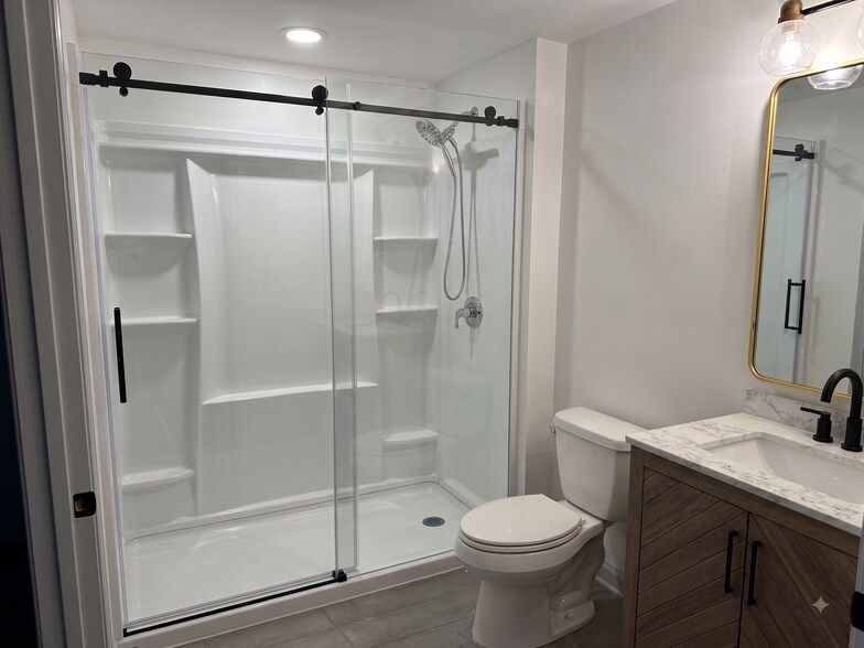 Primary Bathroom - 2214 E York St