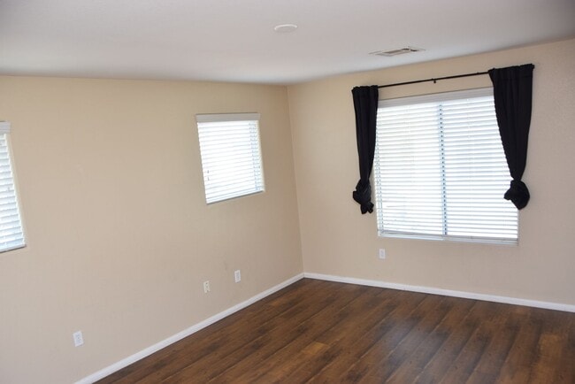 Building Photo - BEAUTIFUL 4 BEDROOM, 2.5 BATH SINGLE-FAMIL...