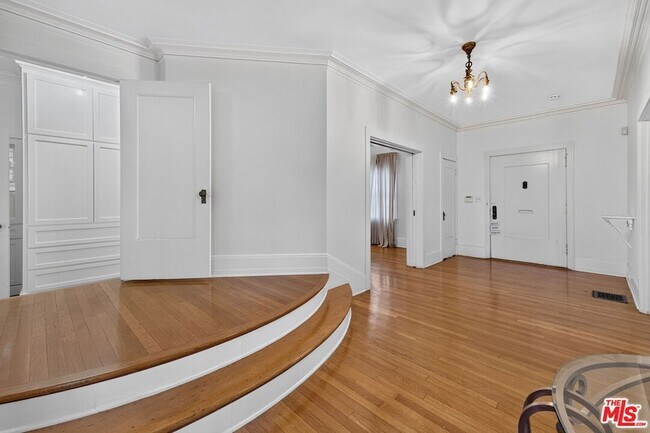 Building Photo - 2215 W 21st St