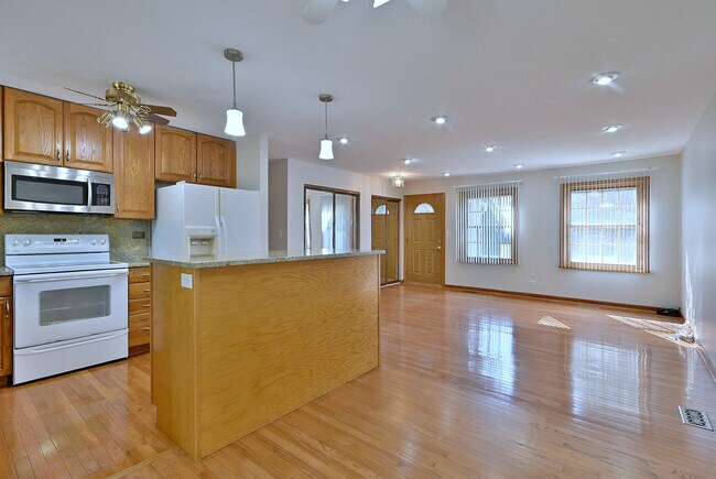 Building Photo - 714 N Lakeside Dr